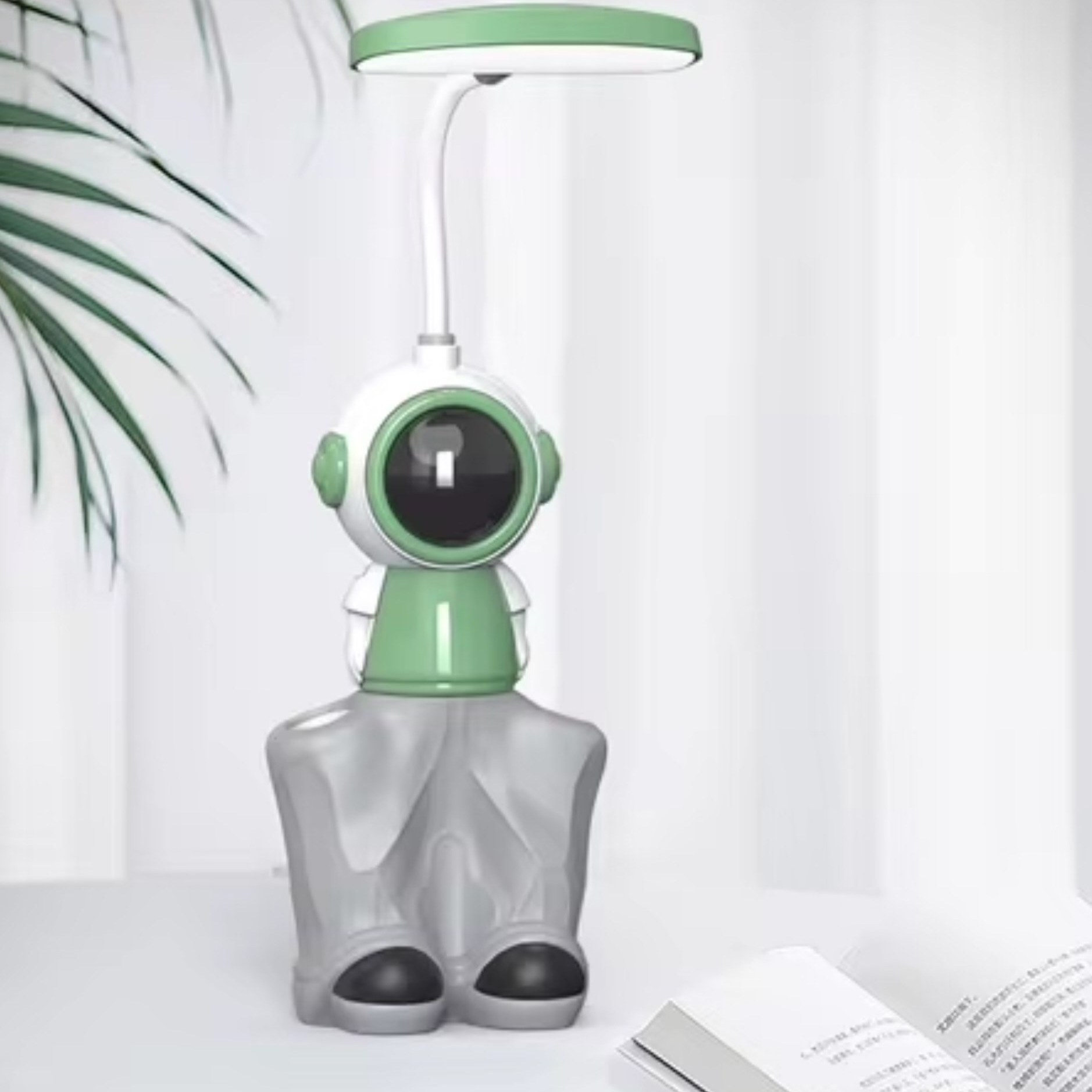 چراغ مطالعه رو میزی ۳ کاره تراش و جا قلمی مدل فضانورد - سبز Astronaut 3 in 1 Table Lamp