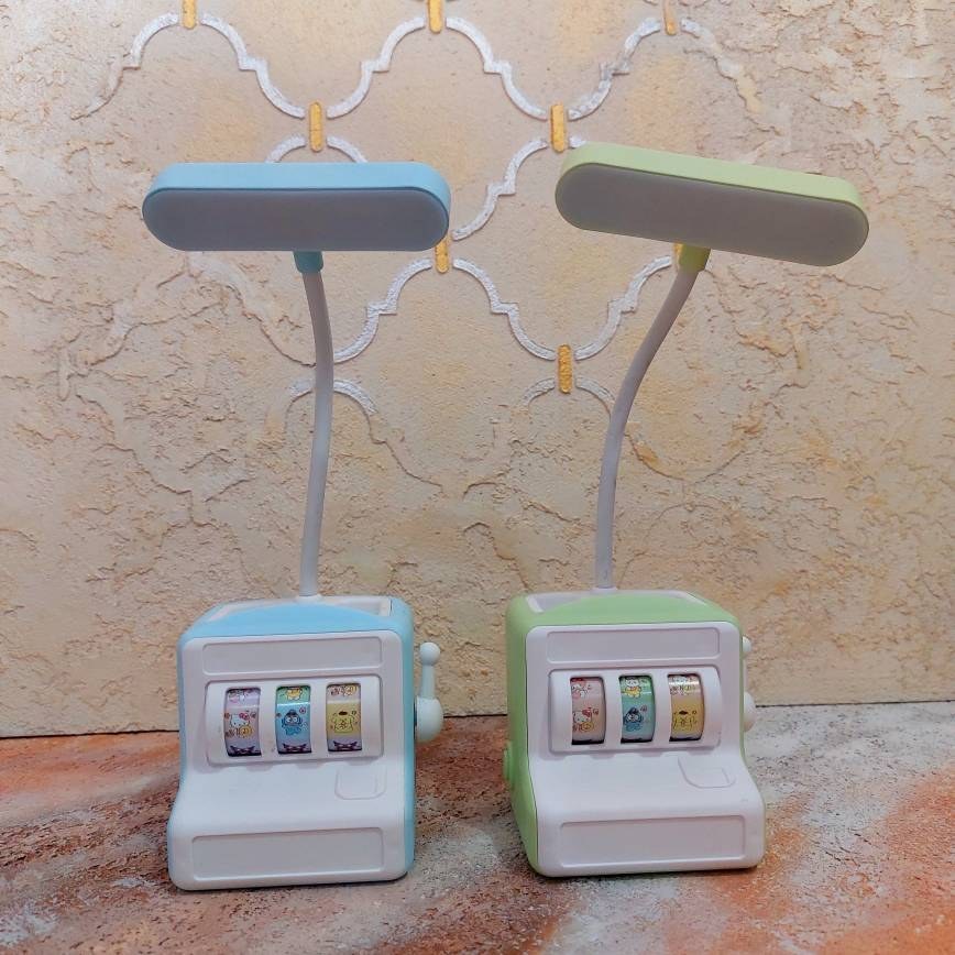 چراغ مطالعه شارژی و جا قلمی فانتزی طرح بازی (رنگ های پاستلی) 3-in-1 Slot Machine Desk Lamp & Pen Holder