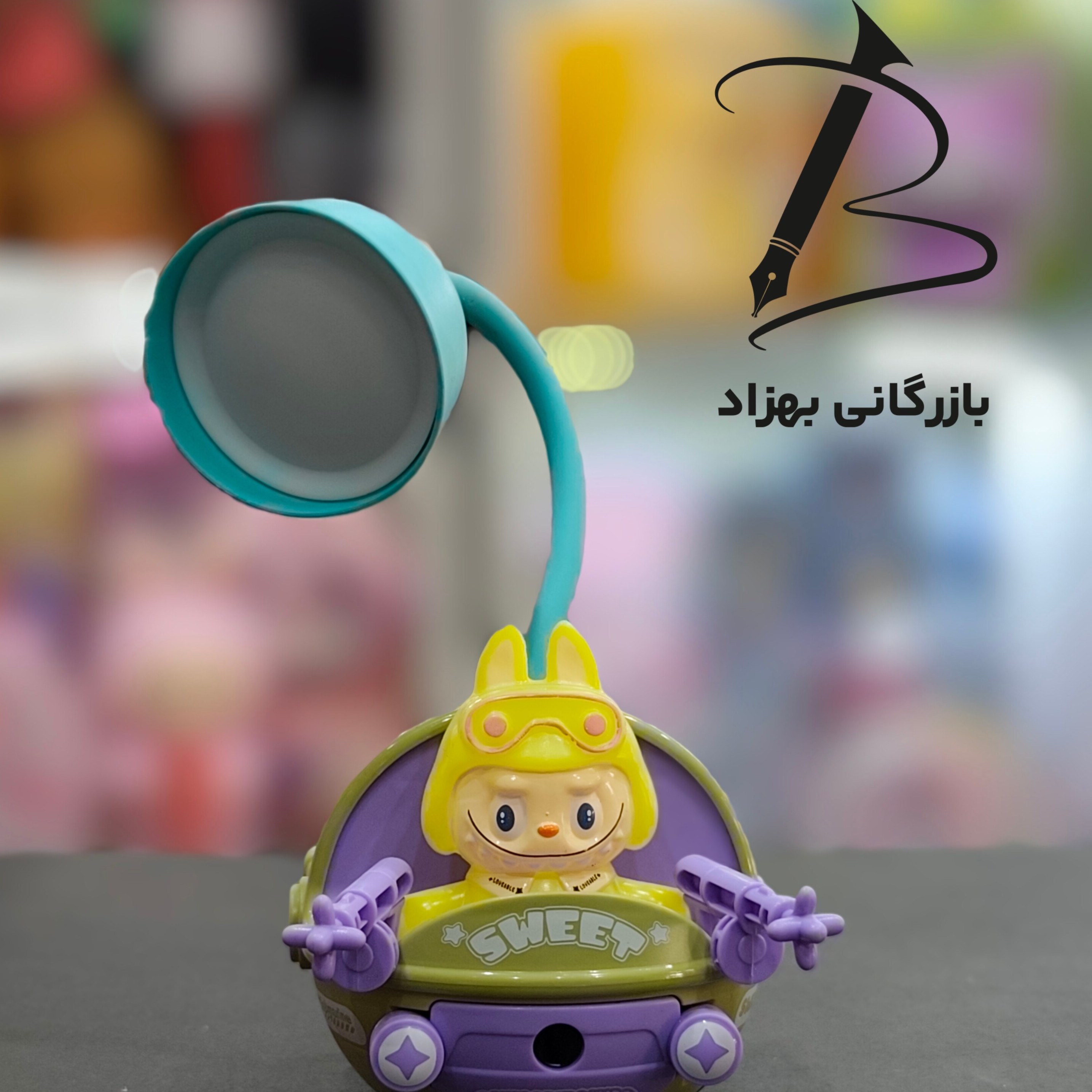 چراغ مطالعه و خواب همراه تراش رو میزی طرح لبوبو تیرانداز
